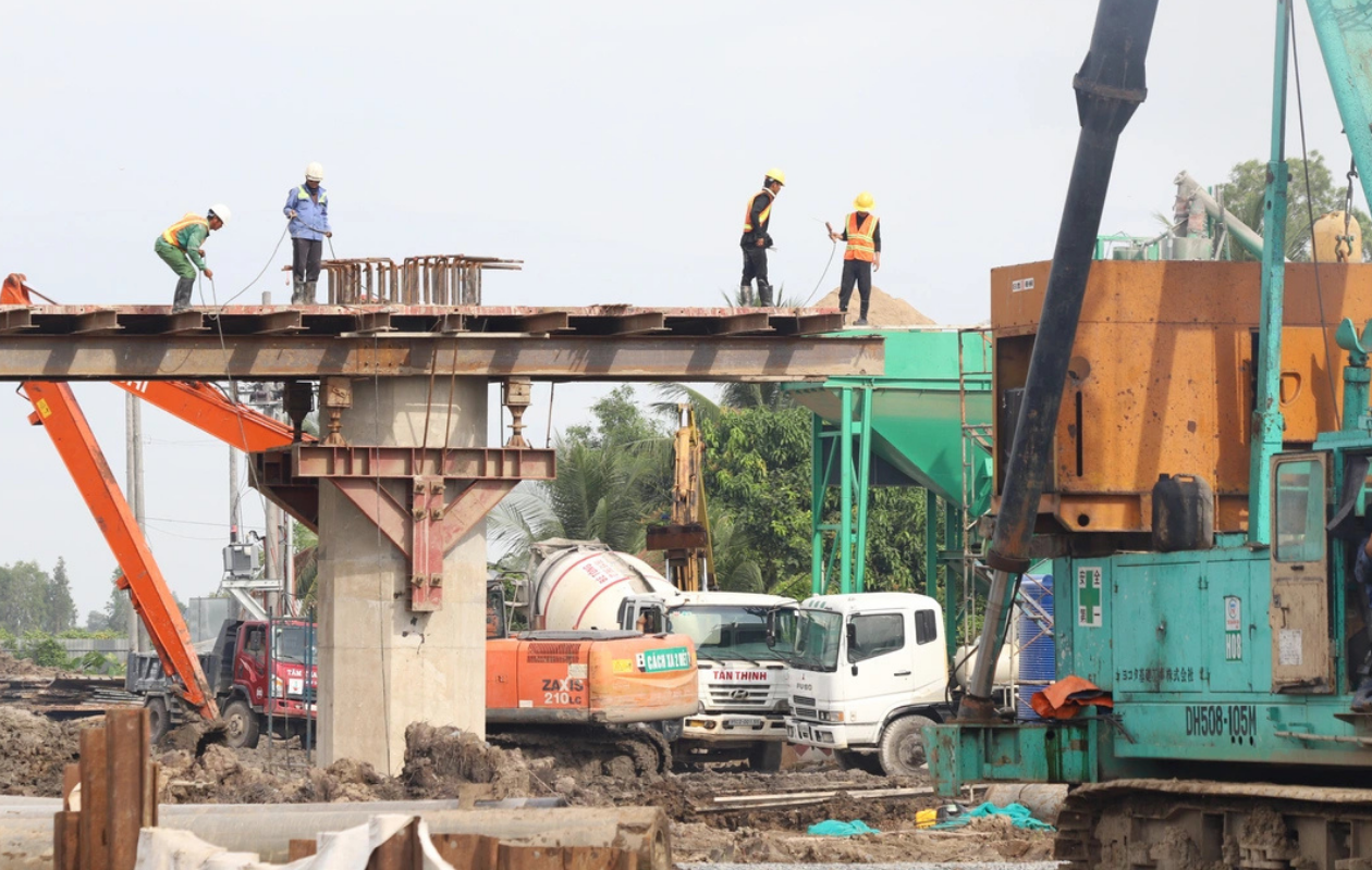 Trước việc khan hiếm và giá cát, đá tăng, nhà thầu thi công cầu rơi vào thế lỗ.